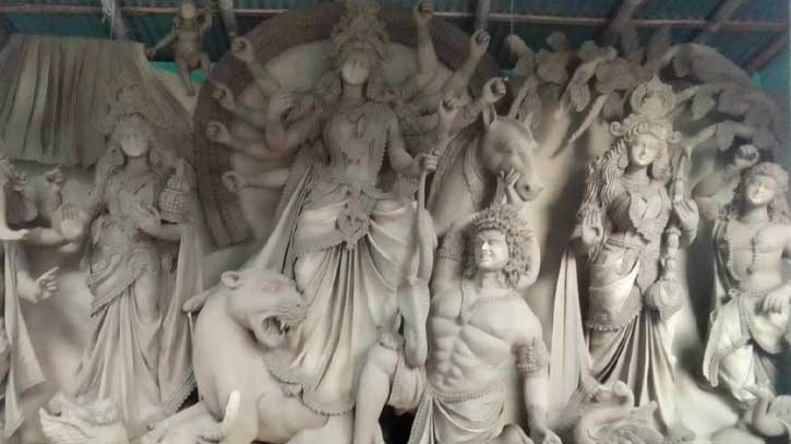দেবী দুর্গার আগমনী বার্তায় সাজতে শুরু করেছে মন্দিরগুলো দেবী দুর্গার আগমনী বার্তায় সাজতে শুরু করেছে মন্দিরগুলো