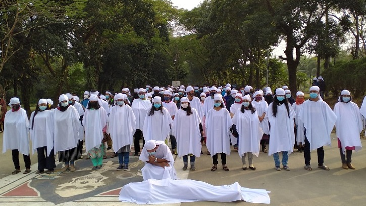 শাবিপ্রবি শিক্ষার্থীদের কাফনের কাপড় পরে মৌন মিছিল শাবিপ্রবি শিক্ষার্থীদের কাফনের কাপড় পরে মৌন মিছিল
