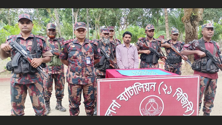 শার্শা সীমান্তে ১৭টি স্বর্ণের বারসহ পাচারকারী আটক