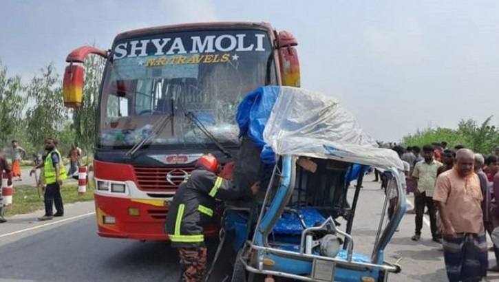 রংপুরে বাসের ধাক্কায় অটোরিকশার ৩ যাত্রী নিহত