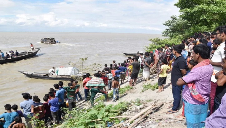 রাজশাহীর পদ্মায় নৌকাডুবি, নিখোঁজ ৩ 