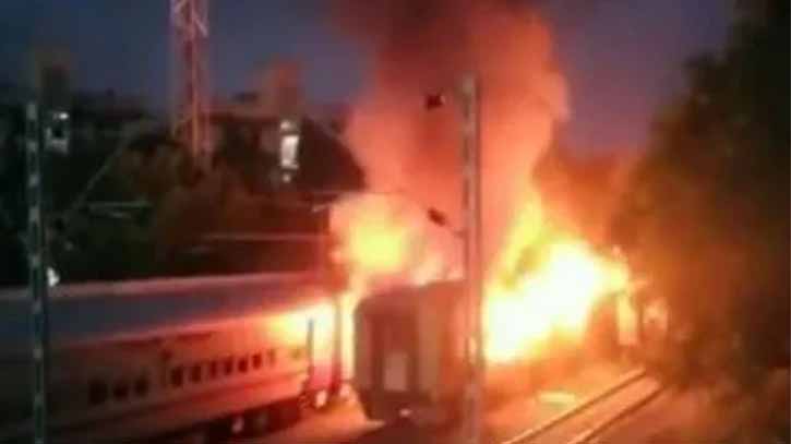 ভারতে ট্রেনের বগিতে আগুনে ৯ জন নিহত ভারতে ট্রেনের বগিতে আগুনে ৯ জন নিহত