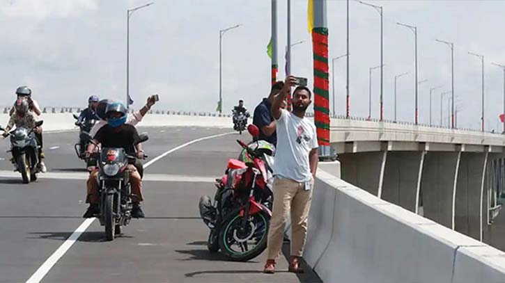 সেতুতে যেভাবে চলছে মোটরসাইকেল সেতুতে যেভাবে চলছে মোটরসাইকেল