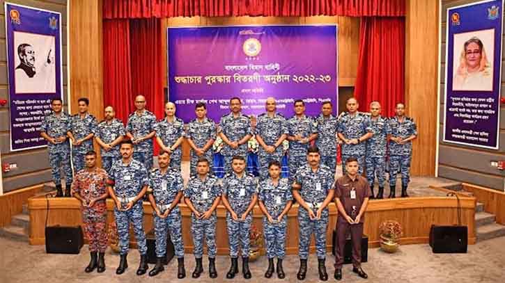 শুদ্ধাচার পুরস্কার বিতরণ করলেন বিমান বাহিনী প্রধান শুদ্ধাচার পুরস্কার বিতরণ করলেন বিমান বাহিনী প্রধান