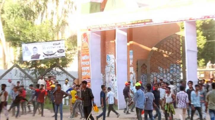 নৌকার প্রার্থী মহিউদ্দিন বাচ্চুর নির্বাচনী কার্যালয়ে বিএনপির হামলা নৌকার প্রার্থী মহিউদ্দিন বাচ্চুর নির্বাচনী কার্যালয়ে বিএনপির হামলা