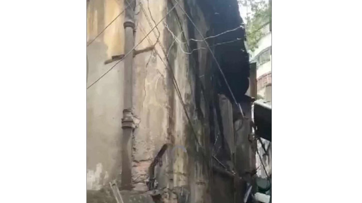 বংশাল পুলিশ ফাঁড়ির দ্বিতল ভবনটি হেলে পড়েছে বংশাল পুলিশ ফাঁড়ির দ্বিতল ভবনটি হেলে পড়েছে