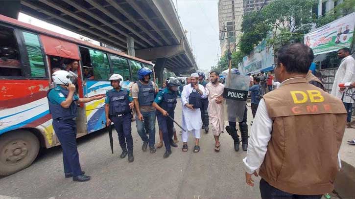পুলিশের ওপর জামায়াত-শিবিরের হামলায় তিন মামলা পুলিশের ওপর জামায়াত-শিবিরের হামলায় তিন মামলা