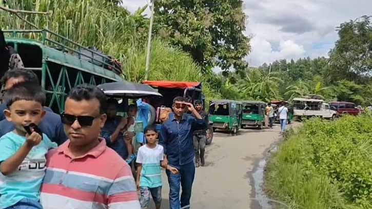 ফিরতে শুরু করেছে আটকে পড়া পর্যটকরা ফিরতে শুরু করেছে আটকে পড়া পর্যটকরা
