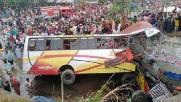 নিয়ন্ত্রণ হারিয়ে যাত্রীবাহী বাস খাদে পড়ে ১৯ যাত্রীর প্রয়াণ