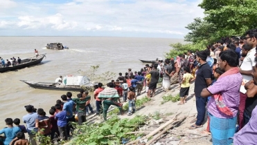 রাজশাহীর পদ্মায় নৌকাডুবি, নিখোঁজ ৩ 