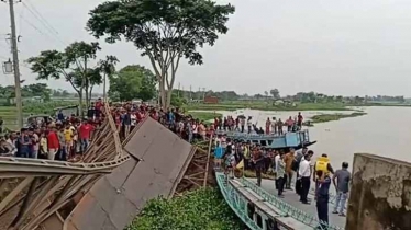 বেইলি ব্রিজ ভেঙে ট্রাক নদীতে সুনামগঞ্জে : চালক ও হেলপার নিখোঁজ