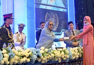 প্রধানমন্ত্রী শেখ হাসিনা শহিদ ও আহত শান্তিরক্ষীদের সম্মাননা প্রদান করেন