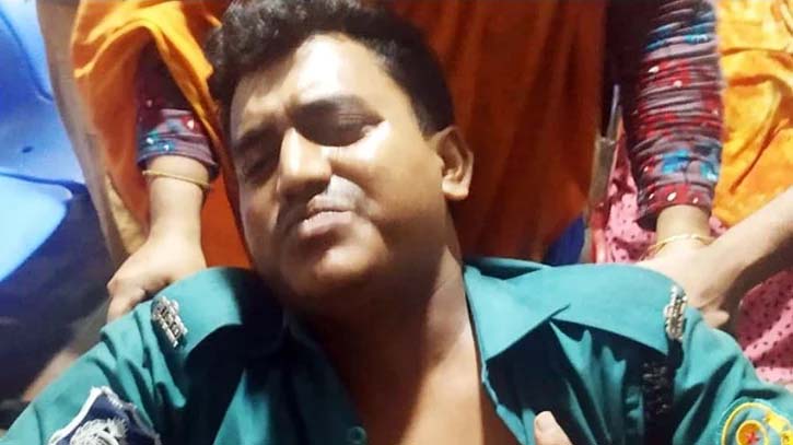 মাদকবাহী গাড়ী থামানোর সংকেতে এএসআইকে পিষে মারলেন চালক! মাদকবাহী গাড়ী থামানোর সংকেতে এএসআইকে পিষে মারলেন চালক!
