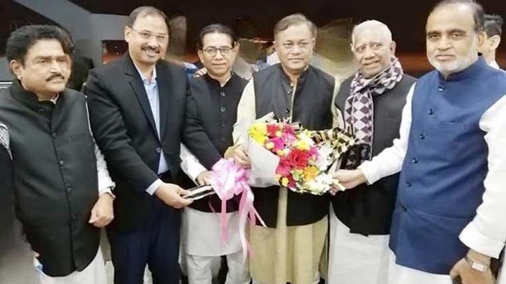 চট্টগ্রাম বিমানবন্দরে ফুলেল শুভেচ্ছায় সিক্ত হলেন তথ্যমন্ত্রী চট্টগ্রাম বিমানবন্দরে ফুলেল শুভেচ্ছায় সিক্ত হলেন তথ্যমন্ত্রী
