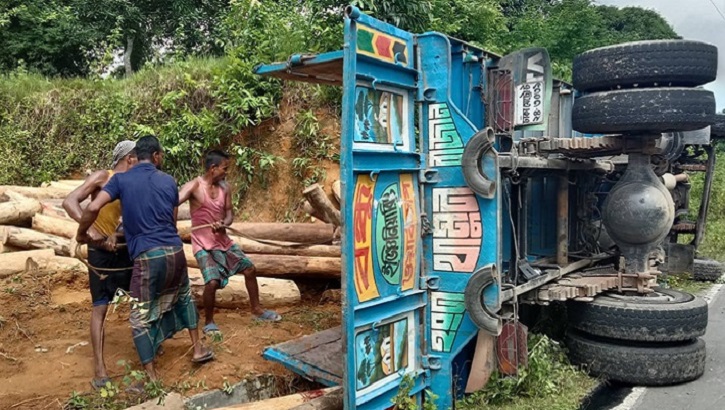 খাগড়াছড়িতে কাঠ বোঝাই ট্রাক উল্টে নিহত ২