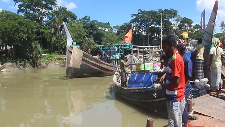 সাগরে মিলছে না ইলিশ, হতাশ হয়ে ফিরছেন জেলেরা