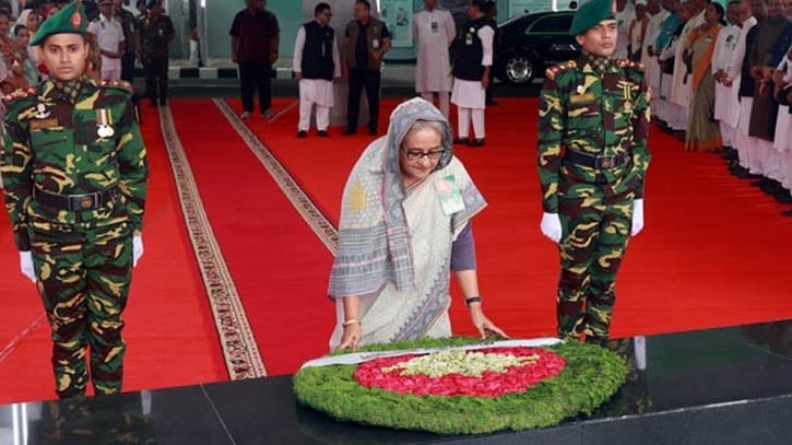 ছয় দফা দিবসে বঙ্গবন্ধুর প্রতিকৃতিতে প্রধানমন্ত্রীর শ্রদ্ধা ছয় দফা দিবসে বঙ্গবন্ধুর প্রতিকৃতিতে প্রধানমন্ত্রীর শ্রদ্ধা