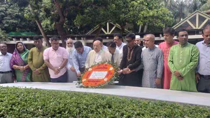 বঙ্গবন্ধুর সমাধিতে সংবাদপত্র পরিষদ নেতৃবৃন্দের শ্রদ্ধা