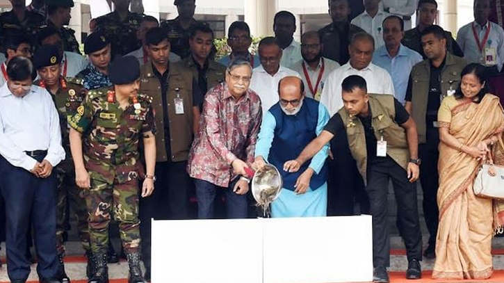 বঙ্গভবনের ৫২৯০ টি মাছের পোনা অবমুক্ত করেন রাষ্ট্রপতি বঙ্গভবনের ৫২৯০ টি মাছের পোনা অবমুক্ত করেন রাষ্ট্রপতি