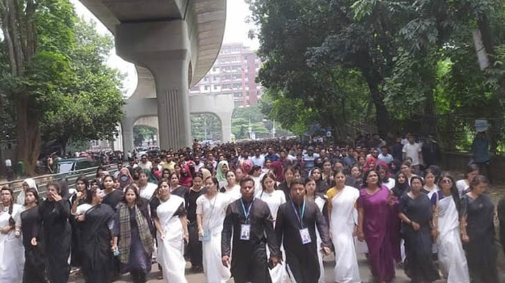 মিছিল নিয়ে সমাবেশস্থলে যোগ দিচ্ছেন ছাত্রলীগের নেতাকর্মীরা মিছিল নিয়ে সমাবেশস্থলে যোগ দিচ্ছেন ছাত্রলীগের নেতাকর্মীরা
