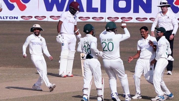 ঢাকা টেস্টে বোলারদের নৈপন্যে চাপে ওয়েস্ট ইন্ডিজ ঢাকা টেস্টে বোলারদের নৈপন্যে চাপে ওয়েস্ট ইন্ডিজ