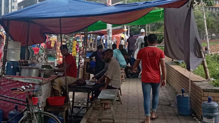 ফুটপাতের অবৈধ দখলে দুর্ভোগ বাড়ছে জনমানুষের