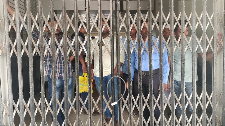 রাবির প্রশাসনিক ভবনে তালা ঝুলিয়ে শিক্ষার্থীদের বিক্ষোভ রাবির প্রশাসনিক ভবনে তালা ঝুলিয়ে শিক্ষার্থীদের বিক্ষোভ