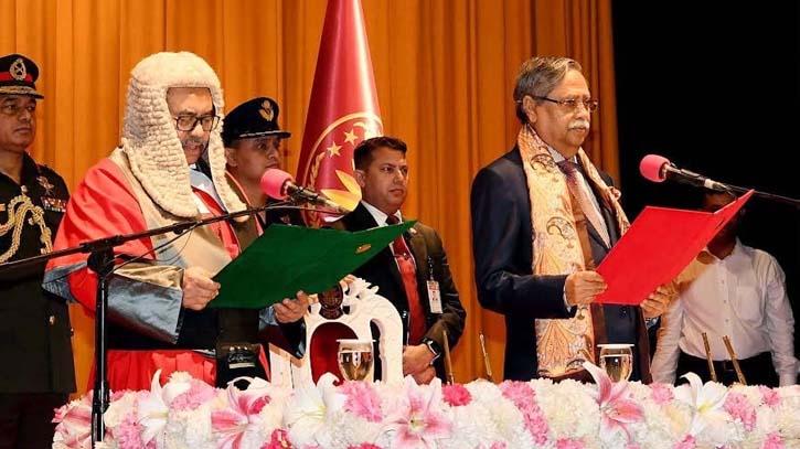 দেশের ২৪তম প্রধান বিচারপতি শপথবাক্য পাঠ করান রাষ্ট্রপতি দেশের ২৪তম প্রধান বিচারপতি শপথবাক্য পাঠ করান রাষ্ট্রপতি