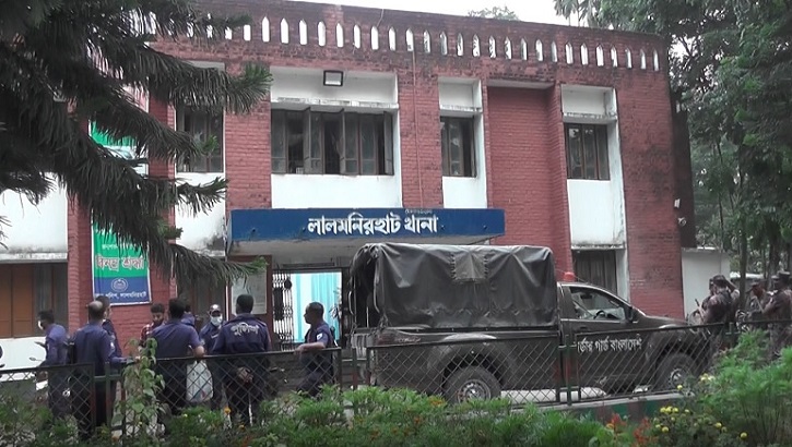 যাত্রী ধর্ষণের অভিযোগে বাস কাউন্টারের দুই কর্মচারী গ্রেপ্তার যাত্রী ধর্ষণের অভিযোগে বাস কাউন্টারের দুই কর্মচারী গ্রেপ্তার