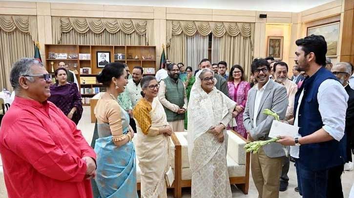 মুজিব বায়োপিকে শিল্পী ও কলাকুশলীদের সম্মানে প্রধানমন্ত্রীর নৈশভোজ মুজিব বায়োপিকে শিল্পী ও কলাকুশলীদের সম্মানে প্রধানমন্ত্রীর নৈশভোজ