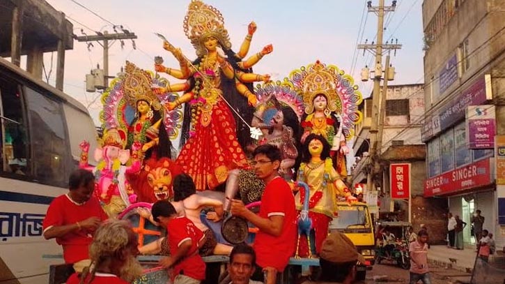 ময়মনসিংহে শান্তি পূর্ণভাবে শেষ হলো শারদীয় দুর্গোৎসব ময়মনসিংহে শান্তি পূর্ণভাবে শেষ হলো শারদীয় দুর্গোৎসব