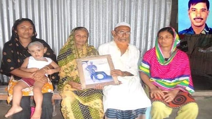 প্রধানমন্ত্রীর নিহত দেহরক্ষীর পরিবার খোকসায় কেমন আছেন প্রধানমন্ত্রীর নিহত দেহরক্ষীর পরিবার খোকসায় কেমন আছেন