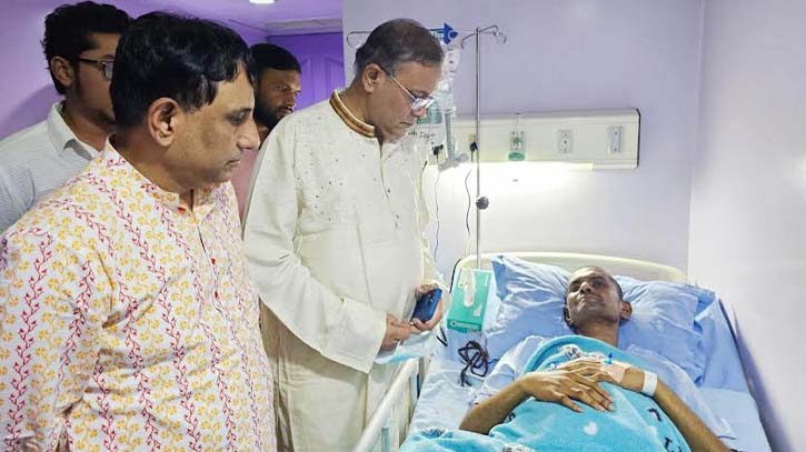 আজাদ তালুকদারকে দেখতে গেলেন তথ্যমন্ত্রী, সুস্থতা কামনা আজাদ তালুকদারকে দেখতে গেলেন তথ্যমন্ত্রী, সুস্থতা কামনা