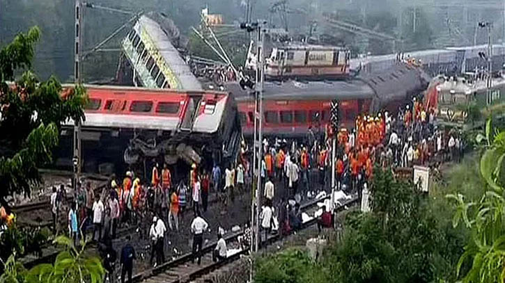 ভারতে ট্রেন দুর্ঘটনায় নিহত ২৩৩, আহত ৯০০ জন ভারতে ট্রেন দুর্ঘটনায় নিহত ২৩৩, আহত ৯০০ জন