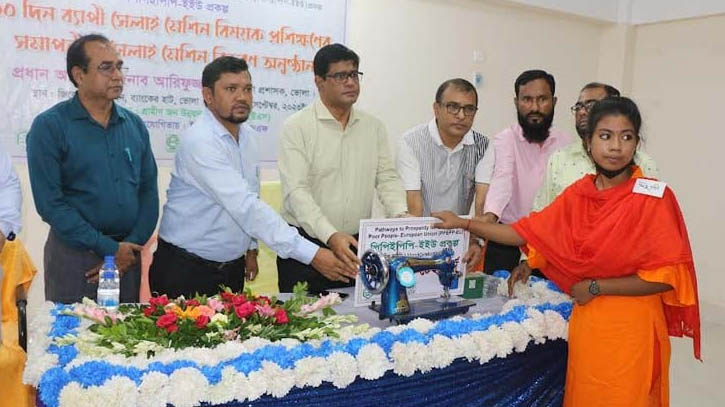 ভোলায় নারীদের মধ্যে সেলাই মেশিন বিতরণ ভোলায় নারীদের মধ্যে সেলাই মেশিন বিতরণ