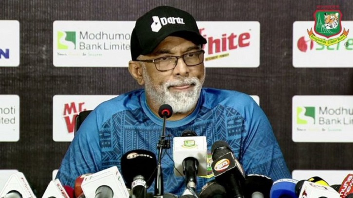 হাথুরুর কাছে সবার আগে দেশ হাথুরুর কাছে সবার আগে দেশ