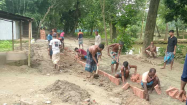 মুক্তাগাছা উপজেলার শুকপাটুলী গ্রামবাসীর অর্থায়নে রাস্তা নির্মাণ