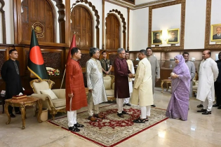 রাষ্ট্রপতির সঙ্গে সাক্ষাত করেছেন সেনাপ্রধান। ঈদ শুভেচ্ছা বিনিময়।