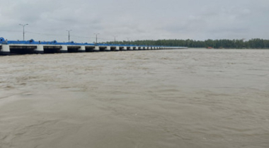 তিস্তা পাড়ে রেড এলার্ট। এলাকা ছাড়ছে অনেকে