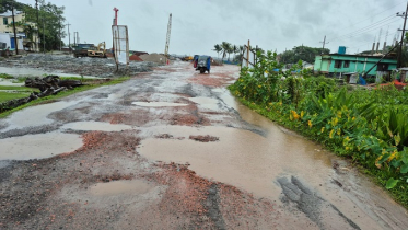 নালা নর্দমায় ভরপুর পটুয়াখালী-মির্জাগঞ্জ-বেতাগী সড়ক। মৃত্যুফাঁদ