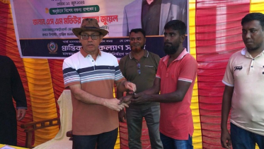 দিনমজুরদের হাতে ভ্যানের চাবি তুলে দিলেন জেনারেল মতিউর