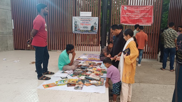 রংপুরে ব্যতিক্রমী স্ট্রিট বইমেলা: আড্ডায় সামিল লেখক পাঠক রংপুরে ব্যতিক্রমী স্ট্রিট বইমেলা: আড্ডায় সামিল লেখক পাঠক