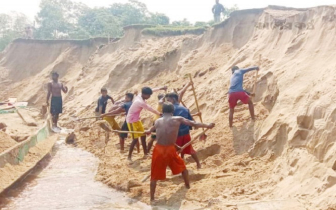 রাজশাহীর বালু সিন্ডিকেটে জিম্মি রিয়েল এস্টেট ও সাধারণ মানুষ রাজশাহীর বালু সিন্ডিকেটে জিম্মি রিয়েল এস্টেট ও সাধারণ মানুষ