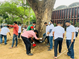 ঢাবির হাকিম-মিলন চত্ত্বরে ছাত্রদল নেতার পরিচ্ছন্নতা অভিযান