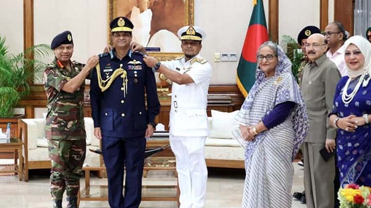 বিমান বাহিনী প্রধান হাসান মাহমুদ র্যাঙ্ক ব্যাজ পরিয়ে দেওয়া হয়েছে বিমান বাহিনী প্রধান হাসান মাহমুদ র্যাঙ্ক ব্যাজ পরিয়ে দেওয়া হয়েছে