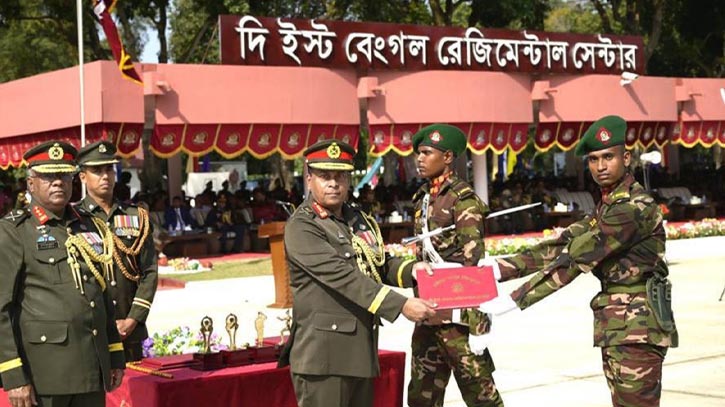 বেঙ্গল রেজিমেন্টের রিক্রুট ব্যাচ-২০২৪ এর সেনাবাহিনী প্রধান কুচকাওয়াজ অনুষ্ঠিত বেঙ্গল রেজিমেন্টের রিক্রুট ব্যাচ-২০২৪ এর সেনাবাহিনী প্রধান কুচকাওয়াজ অনুষ্ঠিত