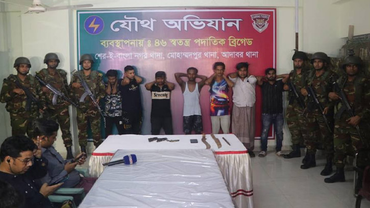 মোহাম্মদপুরে জেনেভা ক্যাম্পে সেনাবাহিনীর অভিযান মোহাম্মদপুরে জেনেভা ক্যাম্পে সেনাবাহিনীর অভিযান