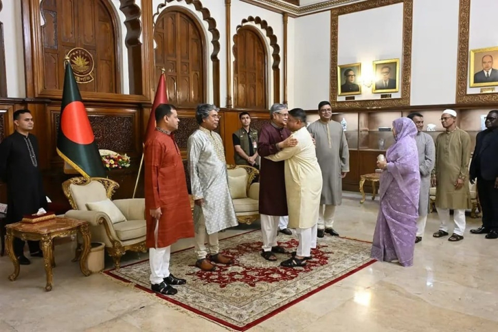 ইদ-উল-আযহা উপলক্ষ্যে আজ দুপুরে বঙ্গভবনে রাষ্ট্রপতি মোঃ সাহাবুদ্দিন এর সাথে সস্ত্রীক সৌজন্য সাক্ষাৎ করেছেন সেনাপ্রধান জেনারেল ওয়াকার-উজ-জামান। সাক্ষাৎকালে অত্যন্ত সৌহার্দ্যপূর্ণ পরিবেশে তাঁরা ঈদ শুভেচ্ছা বিনিময় করেন। ইদ-উল-আযহা উপলক্ষ্যে আজ দুপুরে বঙ্গভবনে রাষ্ট্রপতি মোঃ সাহাবুদ্দিন এর সাথে সস্ত্রীক সৌজন্য সাক্ষাৎ করেছেন সেনাপ্রধান জেনারেল ওয়াকার-উজ-জামান। সাক্ষাৎকালে অত্যন্ত সৌহার্দ্যপূর্ণ পরিবেশে তাঁরা ঈদ শুভেচ্ছা বিনিময় করেন।