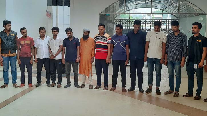 রাজধানীতে রেলের টিকেট কালোবাজারি চক্রের ১০ জন আটক : টিকেট জব্দ রাজধানীতে রেলের টিকেট কালোবাজারি চক্রের ১০ জন আটক : টিকেট জব্দ