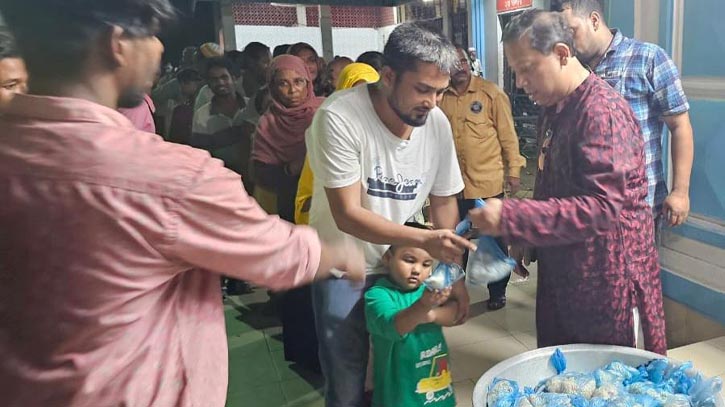 মাজারে শিরনী বিতরণ করলেন ডা. স্বপ্নীল মাজারে শিরনী বিতরণ করলেন ডা. স্বপ্নীল